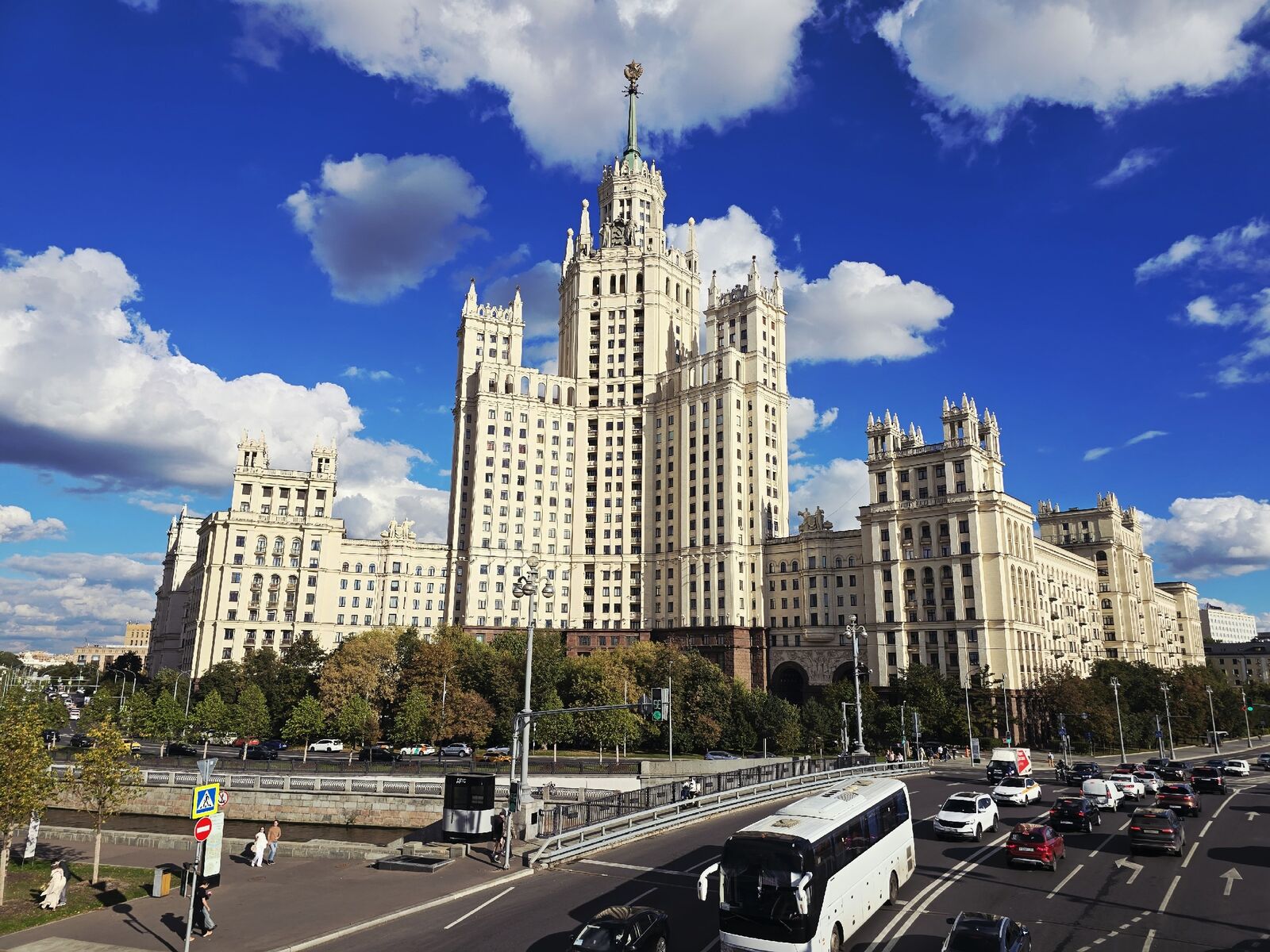 Сталинская высотка, вид снизу